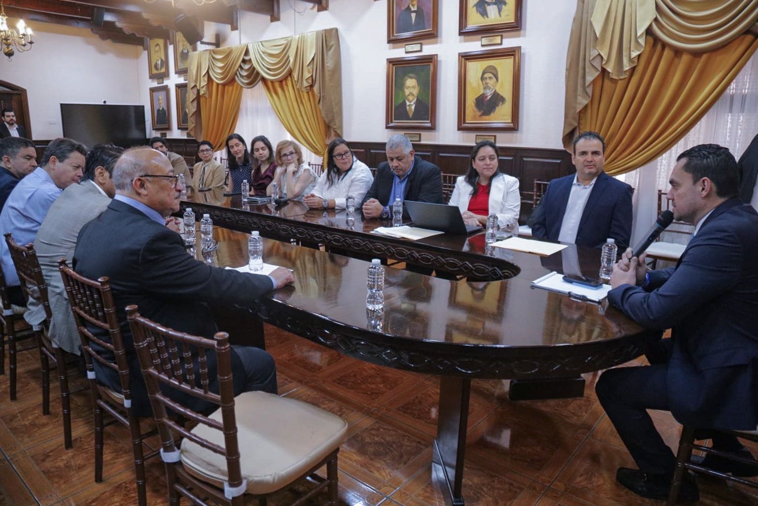 Legislativo e industria farmacéutica dialogan sobre incentivos y empleo